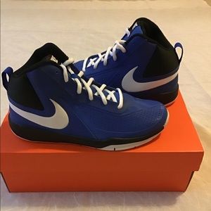 Nike (Team Hustle D 7)